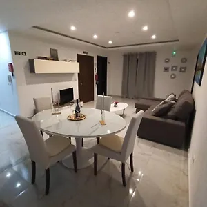 Modern 2-bed Appartamento